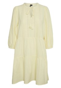 Gul knälång klänning med rund halsringning, snörning och flätor. Har texturerade vertikala ränder och puffärmar.