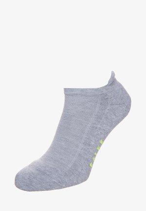 Chaussette de cheville grise en matériau texturé avec un talon et un orteil renforcés. Présente un logo "Falke" vert fluo sur le côté.