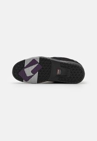 Globe SABRE - Sneakers basse - black/oil