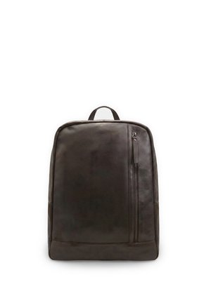 Zaino in pelle marrone scuro con tasca verticale con cerniera sul davanti e manico superiore per il trasporto su sfondo bianco.