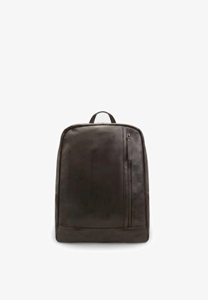 Tmavohnedý kožený batoh s vertikálnym vreckom na zips na prednej strane a horným nosným madlom na bielom pozadí.