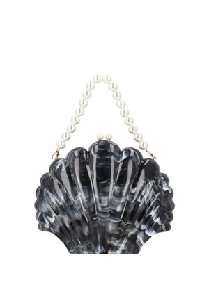 Zwart- en grijsmarmeren clutches in de vorm van een schelp met een sluiting en een handvat gemaakt van grote witte parels.