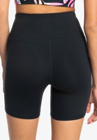 Svarta högmidjade cykelshorts i ett slätt, stretchigt material. Har ett sömlöst midjeband och en figurnära design, idealisk för aktiv användning.