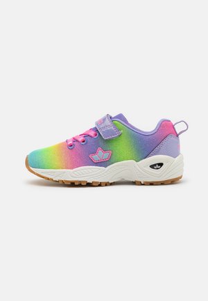 Børnesneaker med regnbuefarvet gradientnet, pink snørebånd, lilla rem, hvid sål og tanfarvet slidbane, vist fra siden på en ensfarvet baggrund.