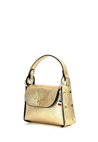 Gouden metallic handtas met een gestructureerde vorm, voorzien van een omklapflap, decoratief bijenembleem en nagelaccenten. Zwarte afwerking, korte handgreep.
