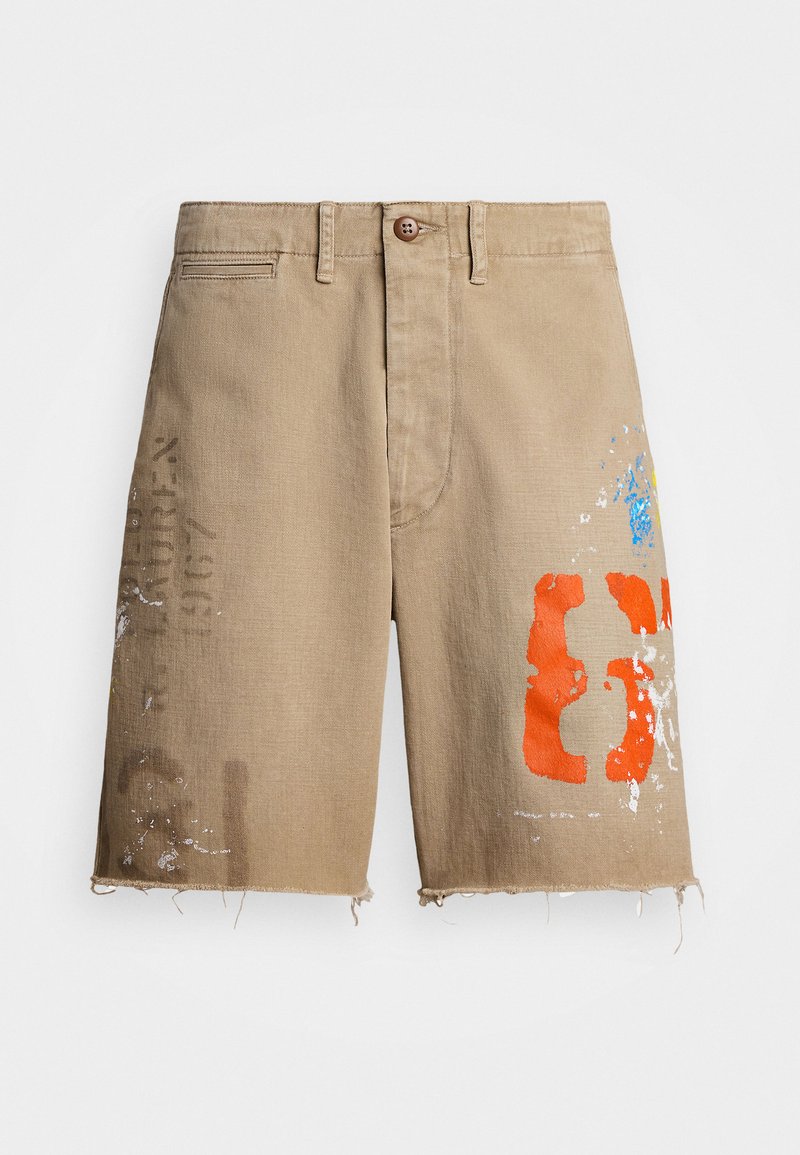 Beige katoenen short met rafelige zoom, voorzien van meerkleurige verfspatten en tekstprints in oranje en blauw. Knopsluiting bij de taille.