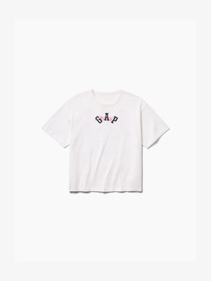 Hvit T-skjorte med korte ermer og rund hals med flerfarget "GAP" tekstlogo midt på brystet.