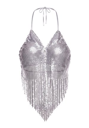 Srebrny top typu halter pokryty błyszczącymi cekinami z frędzlami zwisającymi w trójkątnym kształcie od dolnej krawędzi.