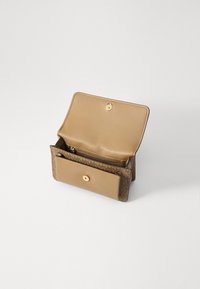 MICHAEL Michael Kors CLAIRE SHOULDER - Ülerinna-kott - husk
