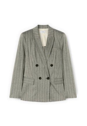 Grå dobbeltradet blazer med lodrette nålestriber, notch revers, fire sorte knapper og klaplommer på hver side.