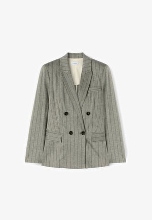 Grå dobbeltradet blazer med lodrette nålestriber, notch revers, fire sorte knapper og klaplommer på hver side.