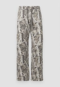 Kamuflázs mintás nadrág, laza fazonnal, szürke és bézs színpalettával, rugalmas derékpánttal, zsinórral, és puha anyagtextúrával.