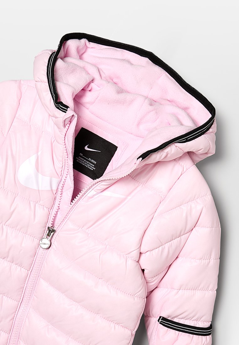 Chaqueta puff fucsia con cierre de cremallera y capucha. Presenta un logo blanco, un patrón acolchado y ribetes negros a lo largo de los bordes. Forro interior suave.