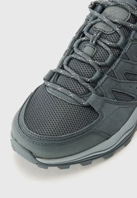 Grau wanderschuh aus Mesh- und Synthetikmaterialien, mit gepolsterter Zunge, verstärktem Zehenschutz und robustem Gummiaußensohle mit ausgeprägtem Profil.