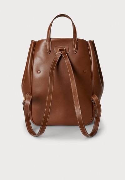 Καφέ δερμάτινο σακίδιο με στρογγυλεμένες άκρες, διπλές χειρολαβές στο επάνω μέρος, ρυθμιζόμενους ιμάντες και αντίθετες μπεζ ραφές. Μινιμαλιστικός σχεδιασμός με ομαλή υφή.