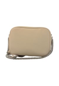 Piccola borsa a tracolla rettangolare beige in pelle con tracolla in catena argentata su sfondo bianco.