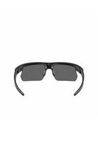 Gafas de sol negras con lentes rectangulares, armazón de acabado mate, patillas curvas y lentes grises. No presenta patrones ni acentos visibles.
