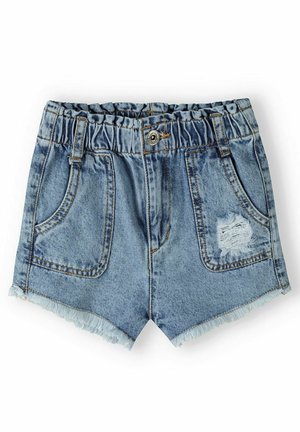Short en denim bleu clair avec taille élastique, bouton à l'avant, deux poches avant, ourlet effiloché et petite déchirure sur la poche droite.