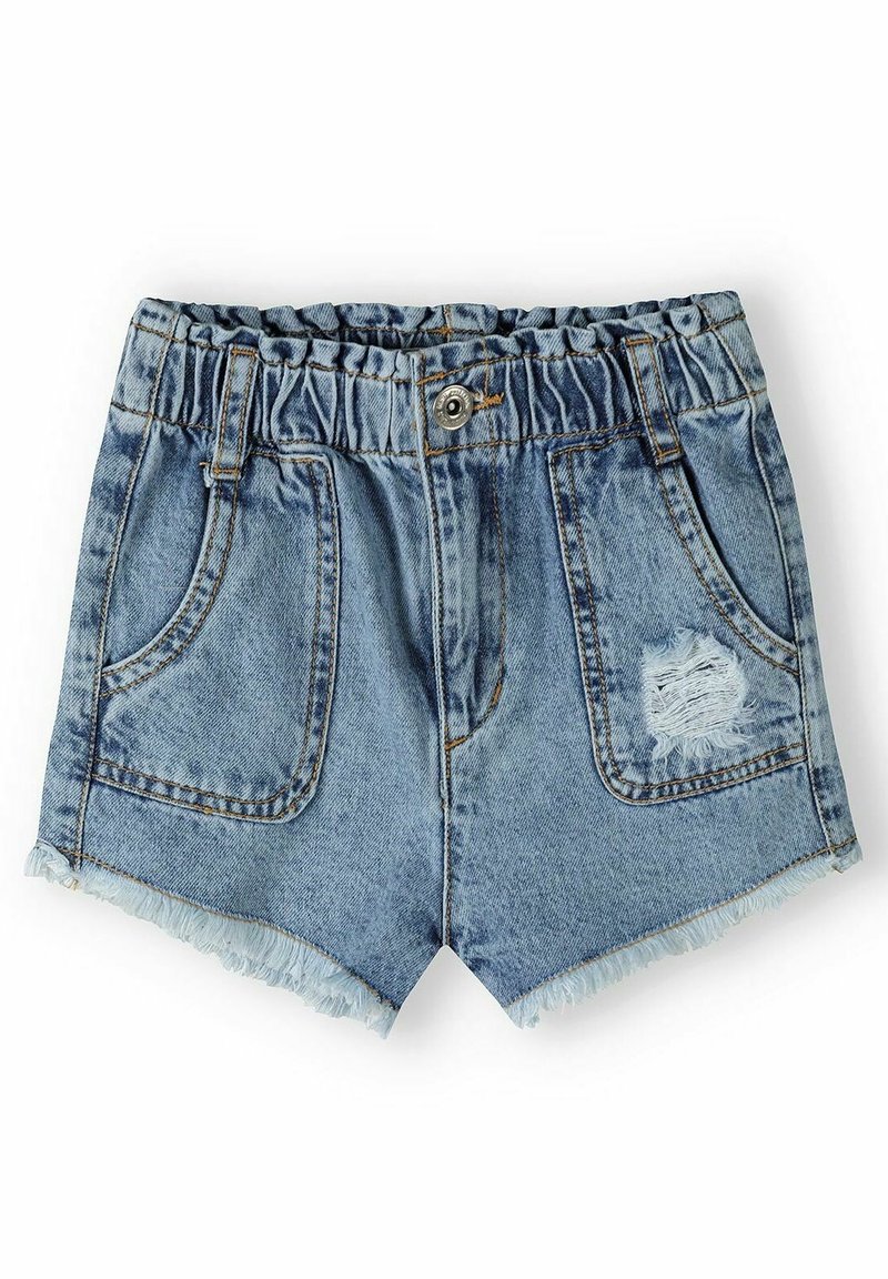 Short en denim bleu clair avec taille élastique, bouton à l'avant, deux poches avant, ourlet effiloché et petite déchirure sur la poche droite.