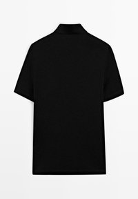 Sort polo shirt med klassisk krave, korte ærmer og en glat stofstruktur. Ingen logoer eller mønstre synlige.
