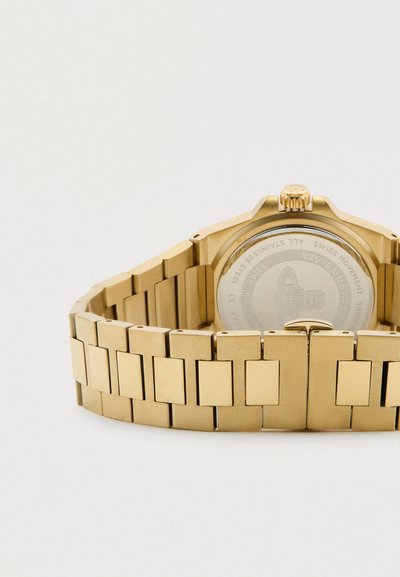 Relógio dourado em aço inoxidável com bracelete de elos retangulares, caixa grande e redonda e coroa visível. Parte traseira gravada com detalhe do logótipo.