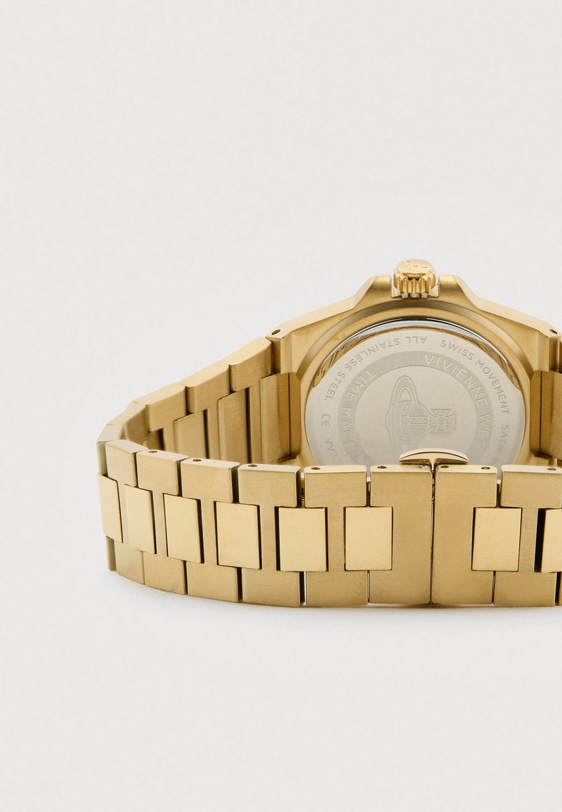 Guld rustfrit stålkuffert med et rektangulært ledarmbånd, stor rund kasse og synlig krone. Graveret bagside med logodetalje.