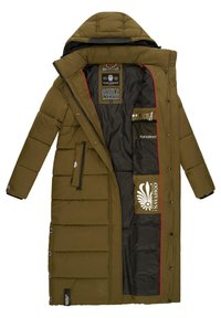 Piumino verde oliva con cappuccio, caratterizzato da cuciture orizzontali, un interno nero, accenti rossi e numerose tasche interne.