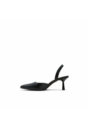 Chaussure slingback noire à bout pointu avec un petit talon évasé contre un fond blanc.