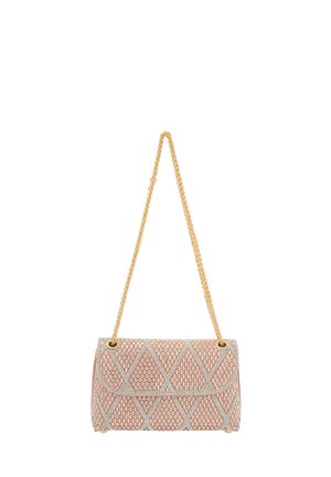 Pink vævet håndtaske med guld kædehank. Har diamantmønster og sølv detaljer. Glat tekstur med lågslutning. Kompakt form.