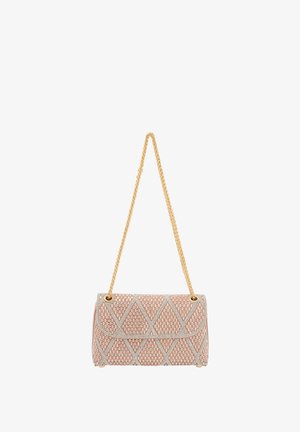 Pink vævet håndtaske med guld kædehank. Har diamantmønster og sølv detaljer. Glat tekstur med lågslutning. Kompakt form.