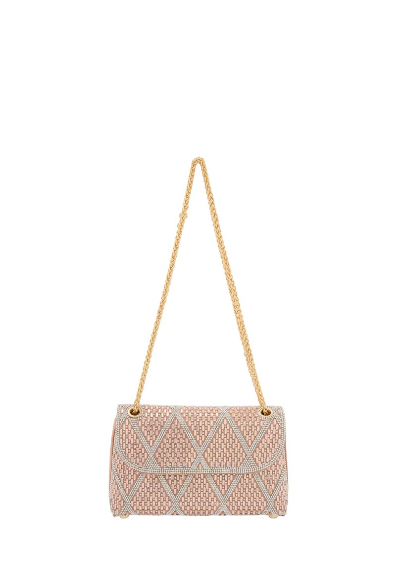 Pink vævet håndtaske med guld kædehank. Har diamantmønster og sølv detaljer. Glat tekstur med lågslutning. Kompakt form.