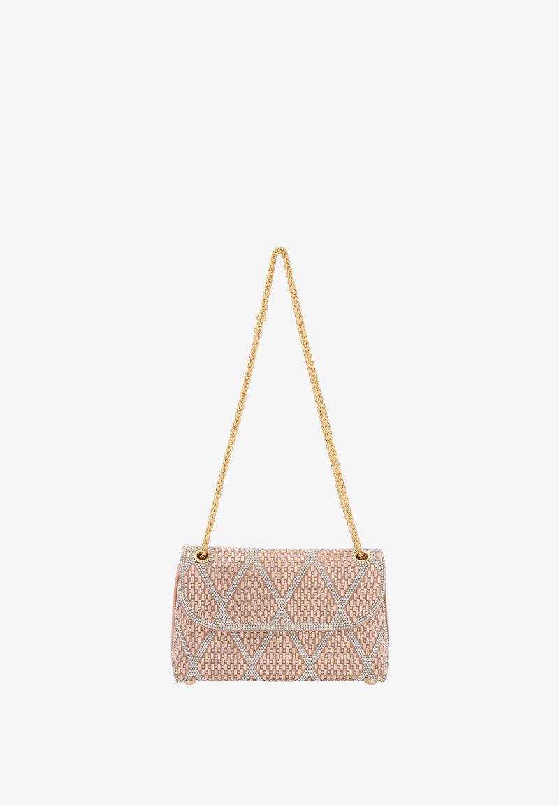 Pink vævet håndtaske med guld kædehank. Har diamantmønster og sølv detaljer. Glat tekstur med lågslutning. Kompakt form.