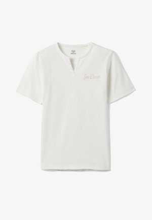 T-shirt blanc à manches courtes pour enfants avec col à trois boutons et texte beige "San Diego" sur le côté gauche de la poitrine.