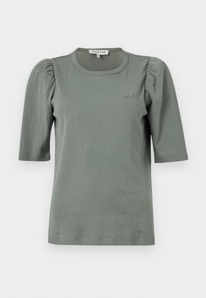 Zelené rebrované pletené tričko s krátkymi nafúknutými rukávmi, okrúhlym výstrihom a jemným logom na hrudi. Hladká textúra a priliehavý strih.