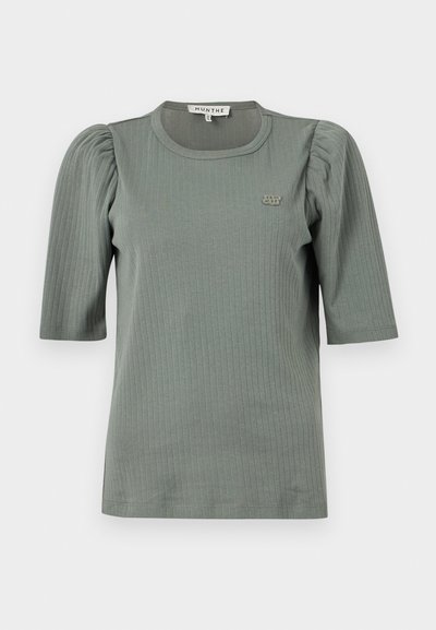 Πράσινο ριμπ πλεκτό t-shirt με κοντά φουσκωτά μανίκια, στρογγυλή λαιμόκοψη και διακριτικό λογότυπο στο στήθος. Ομαλή υφή και εφαρμοστό σχέδιο.