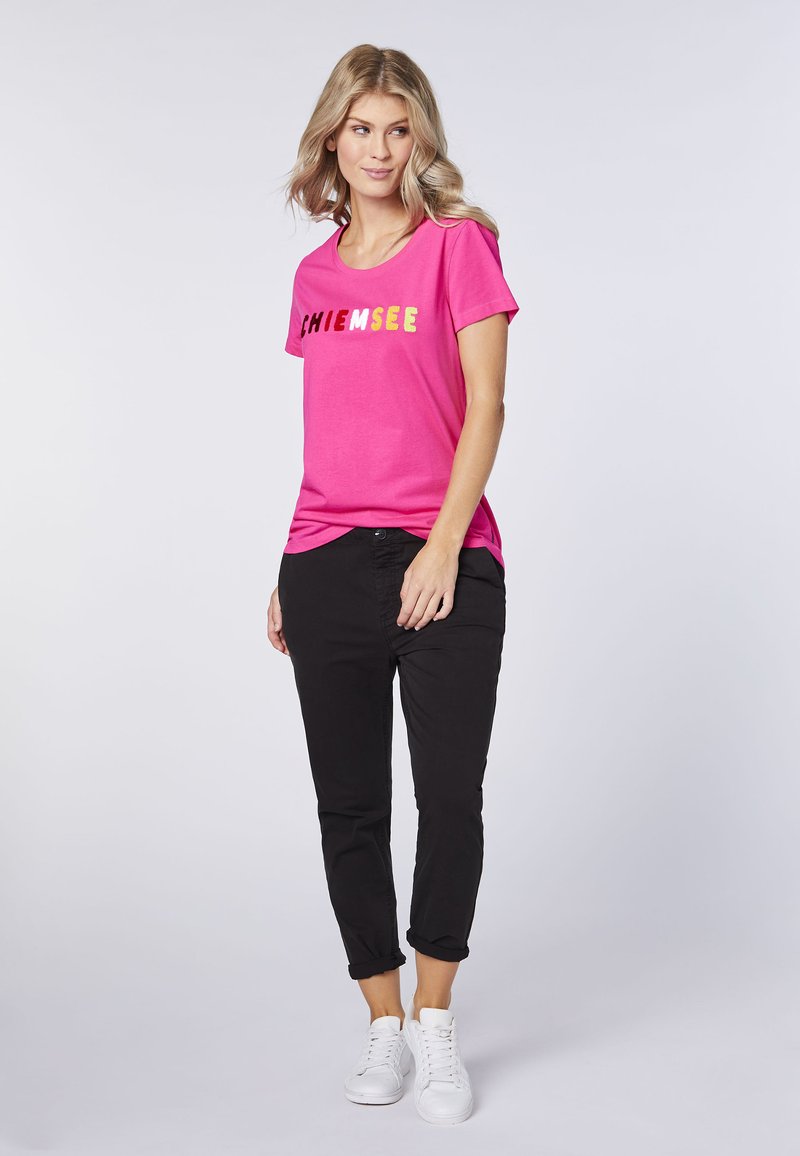 Damen T-Shirts | Chiemsee MIT RUNDHALSAUSSCHNITT T-Shirt print beetroot purple/pink - QK00561 Damen T-Shirts | Chiemsee MIT RUNDHALSAUSSCHNITT T-Shirt print beetroot purple/pink - QK00561