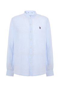 Camicia a maniche lunghe di colore azzurro chiaro con colletto alla coreana, chiusura con bottoni e un piccolo logo nero sul lato sinistro del petto. Tessuto morbido.