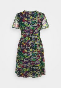 Robe à manches courtes ornée d'un motif abstrait multicolore dans des tons de vert, violet et jaune, avec une taille cintrée et une jupe évasée.