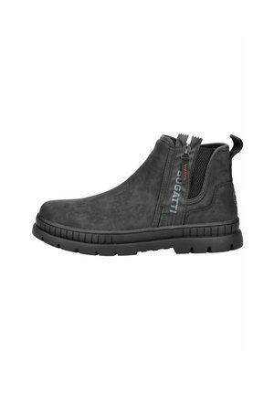 Botas de tobillo de cuero negro con una textura suave, cierre de cremallera lateral y suela de goma con ranuras. La marca en el lateral realza el diseño.