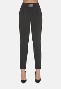 Czarne spodni dopasowane, z wysokim stanem, plisami z przodu i eleganckim wykończeniem. Gładka tkanina o kroju dopasowanym.