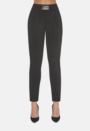 Czarne spodni dopasowane, z wysokim stanem, plisami z przodu i eleganckim wykończeniem. Gładka tkanina o kroju dopasowanym.