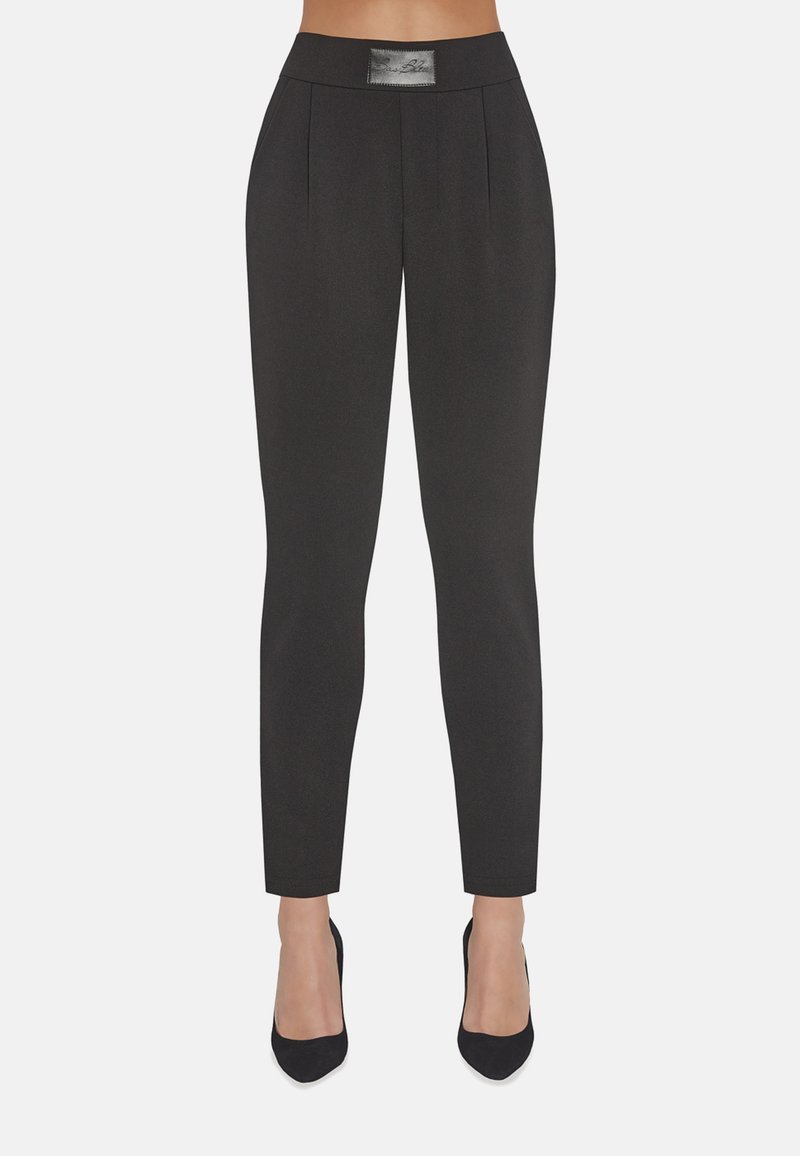 Czarne spodni dopasowane, z wysokim stanem, plisami z przodu i eleganckim wykończeniem. Gładka tkanina o kroju dopasowanym.
