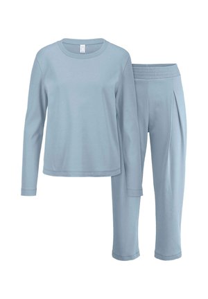 Ein hellblaues Loungewear-Set besteht aus einem langärmligen Rundhalsoberteil und passender Hose mit elastischem Bund, Faltendetails und einem lockeren Sitz.