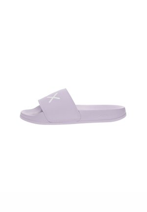 Sandalia tipo slide color lila con punta abierta y una amplia correa que presenta un detalle blanco en forma de "X", y una suela plana diseñada para uso casual.