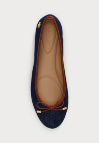 Denim balett cipők kerek orral, barna bőr díszítéssel, oldalsó masni részlettel és fémes kiegészítőkkel. Simára polírozott bézs talpbetét, amelyen domború logó található.