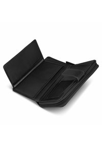 Portafoglio nero con chiusura a zip, dotato di più scomparti per carte, una tasca interna e un esterno in tessuto texture. Aperto per la visione.