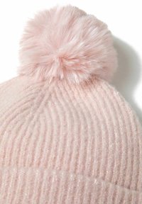 Beanie a coste rosa con pom-pom soffice sulla parte superiore, realizzato in filato morbido con una leggera lucentezza, caratterizzato da linee orizzontali testurizzate.
