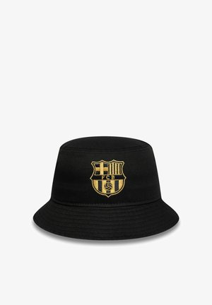 Czarny kapelusz typu bucket z złotym haftowanym herbem FC Barcelona na środku z przodu.