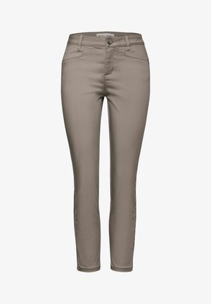 Beige skinny jeans gemaakt van een zachte katoenmix. Voorzien van voorzakken, lussen voor een riem en een minimalistisch ontwerp met een gladde textuur.