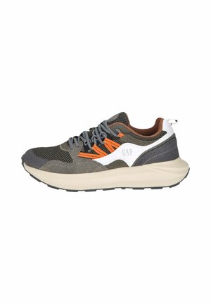 Sneaker atletico grigio e nero con dettagli arancioni, parte superiore in rete, suola ammortizzata e logo bianco ben visibile sul lato.